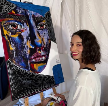 Céline Didier artiste peintre en pleine action regard vers la caméra atelier peinture contemporaine