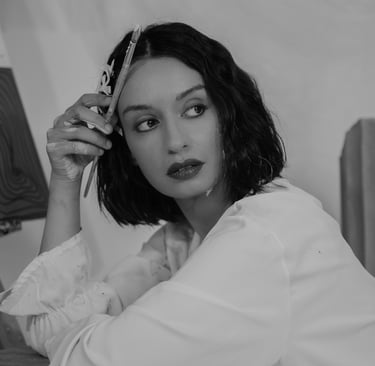 Céline Didier artiste peintre à Auxerre portait artistique avec pinceau en atelier en noir et blanc