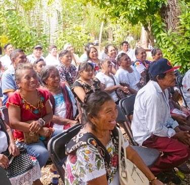 una comunidad maya sonriendo 