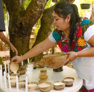 Una mujer maya con un huipil bordado realiza un ritual tradicional maya