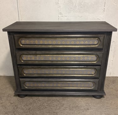 Commode repeinte en noir et doré avec réalisation de fleur de Lys en relief 