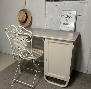 Le bureau a été repeint, le plateau protégé par une patine laissant voir les traces du temps