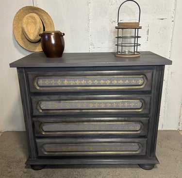 Commode relookée et mise en valeur  avec des fleurs de Lys 