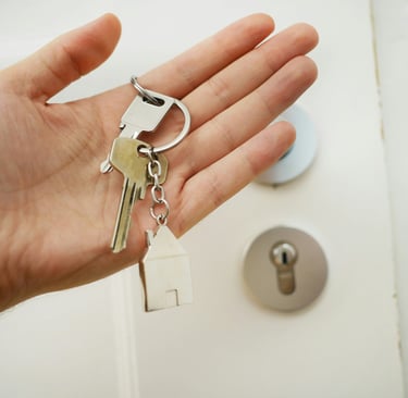 mano con chiavi di un appartamento dedito agli affitti brevi
