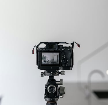 macchina fotografica professionale con inquadratura interno appartamento per affitti brevi