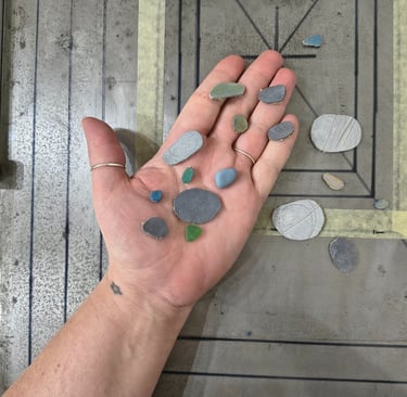 `Matrici in linoleum a forma di pietre liguri incise a mano linoleografia — Officina Cromatica Lavagna`