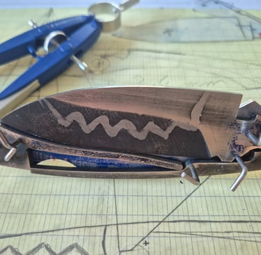 Couteau pliant artisanal à pompe arrière en cours de fabrication