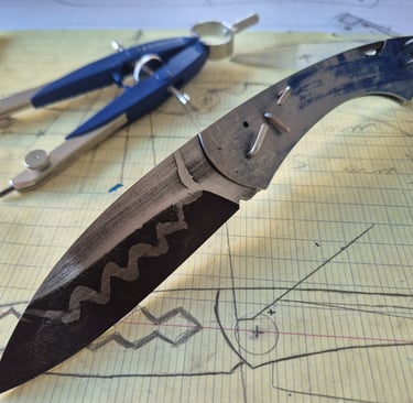 Couteau pliant artisanal à pompe arrière en cours de fabrication