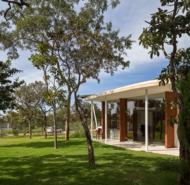 Fachada casa sustentável de tijolos ecológicos e ventilação naturall