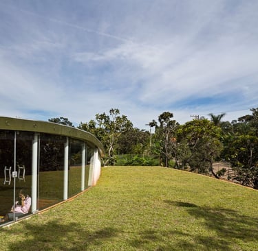 Casa sustentável  de tijolos ecológicos com telhado verde 