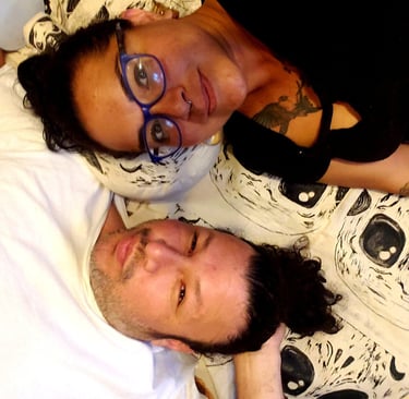 Alma y Frank entre grabado de boneito