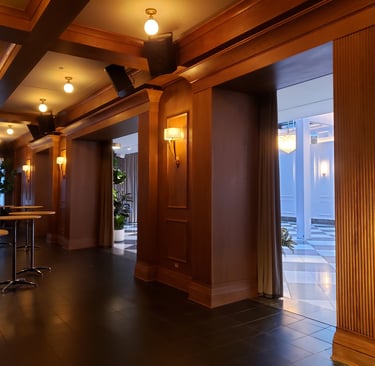 restauracion de sala con muros de madera