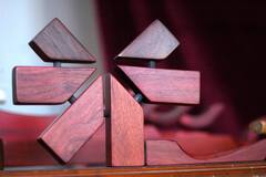 escultura de madera fina en movimiento faceteado