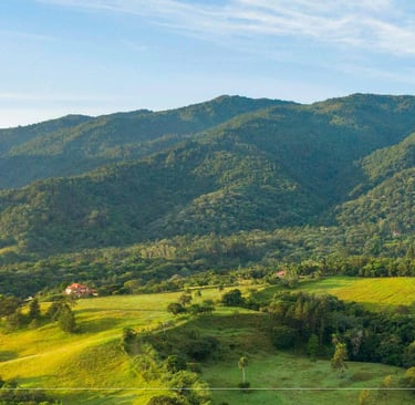 bodas destino en Jarabacoa con entorno montañoso. Foto: Plusval Inmobiliaria