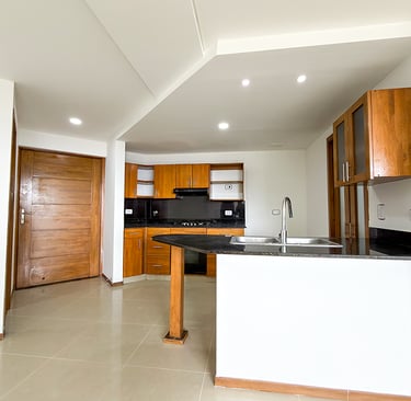 Entrada y cocina del apartamento de 110m2 en venta en Sabaneta Antioquia