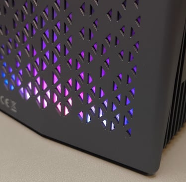 Grande plano da grelha de ventilação lateral do Mini PC Acemagic S3A, mostrando a iluminação