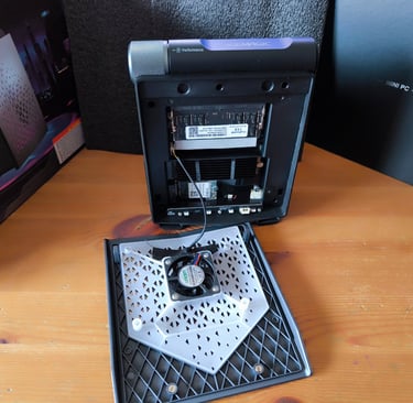 Interior modular do Acemagic S3A aberto revelando componentes