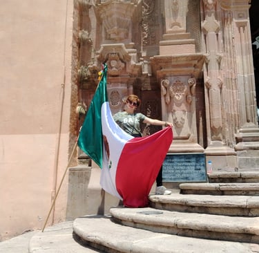 Mujer con bandera en Iglesia de San Miguel de Allende