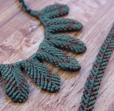 Conjunto de collar y pulsera a juego con diseño de hoja en macramé verde y marrón, hecho a mano 