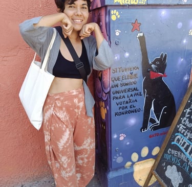 Mujer posando usando pantalón hippie boho bohemio color ladrillo