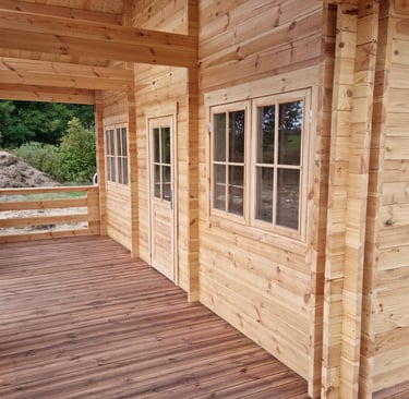 Moderne prefab blokhut als vakantiewoning of gastenverblijf met overdekte houten veranda