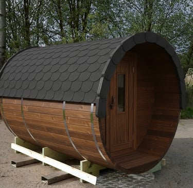 Onderhoudsvrije Thermowood barrel sauna met glazen achterwand