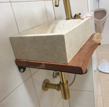 Neues stylisches Waschbecken im ehemaligen Stadtcafe