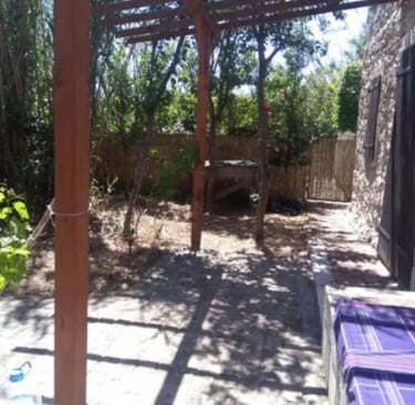 Varanda da sala na lateral da ruina