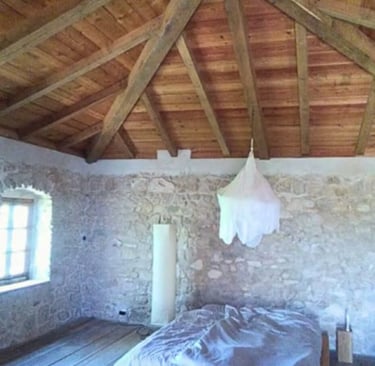 quarto reformada com pedras em cimento da ruina em Susak, Croácia
