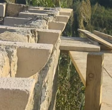 Apoios da calha de água pluvial a serem montados no Centro de Criação, Susak, Croácia