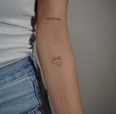 Tatuaje fineline en Madrid de trazo caligráfico abstracto personal en trazo muy fino en el antebrazo