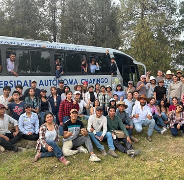 Estudiantes de la Universidad Autónoma Chapingo posan para una foto grupal junto a un autobús