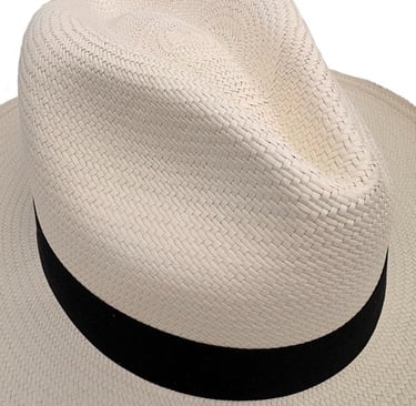 Close Up de la corona de un sombrero de paja toquilla ecuatoriano