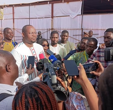 Ministre prononçant un discours sur le civisme à l’école Gabriel Taborin entouré d’élèves.
