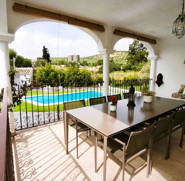 Terraza con vistas a la piscina