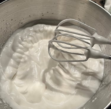 Aquafaba battu en neige. Crédit photo Terres & Graines