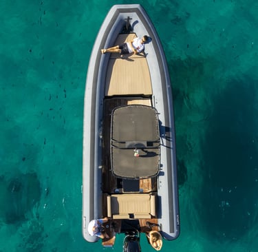 SeaWater Phantom 260 gommone con skipper a Cagliari dotato di doccia frigo e ampi spazi prendisole