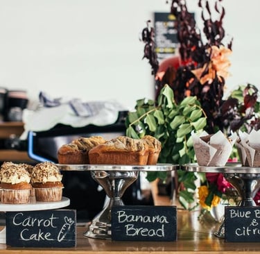 Mesa de pastelería, con postres asrtesanales