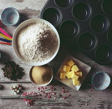 Mesa con ingredientes y utensilios de cocina