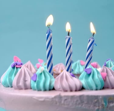 Tortade cumpleaños decorada con crema de colores