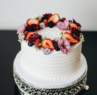 Pastel decorado con crema y fresas