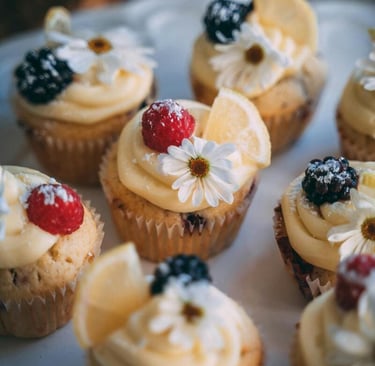 Cucpcakes decorado con crema y frutas