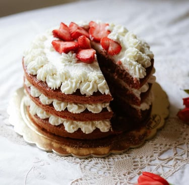Torta Red Velvet artesanal de tres capas con frosting de queso crema suave, ideal para celebraciones