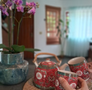 Ritual de acolhimento no Recanto Clara com jogo de chá oriental e arranjo floral japonês. Cuidado e