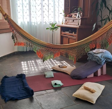 Interior do Recanto Clara com oratório budista Nichiren, rede central e suporte para terapias de des