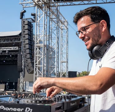 DJ BOSS en prestation live - Festivals et Clubs Europe - Ambiance soirée Suisse