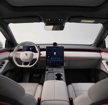 Interior de carro elétrico chinês com tela central, painel digital e iluminação ambiente vermelha