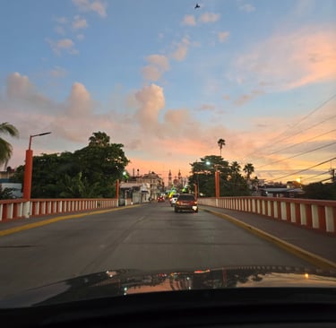 Imagen de puente principalo para entar al centro de Paraíso, Tabasco al amanecer