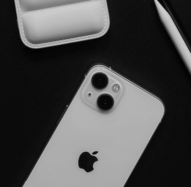 iPhone Km0 blanco junto a su estuche y accesorios, destacando la experiencia de compra completa en Plant Your Phone.
