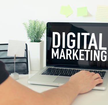 immagine di un notebook con la scritta Digital Marketing
